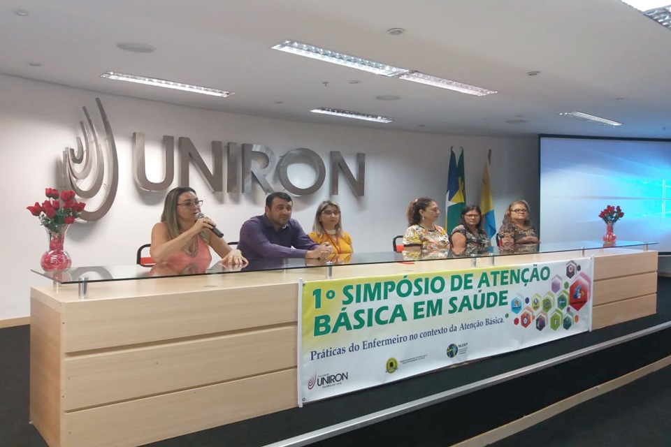 Acadêmicos de enfermagem participam de simpósio sobre atenção básica promovido pela Semusa