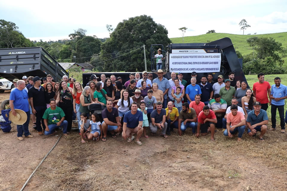 Deputado Ismael Crispin entrega equipamentos agrícolas em Nova Brasilândia do Oeste