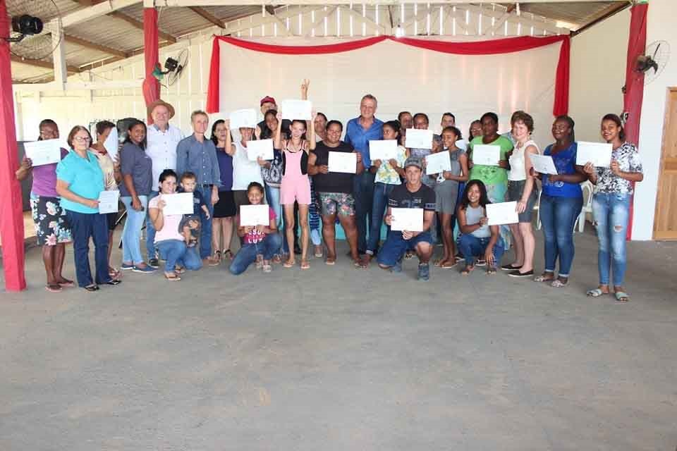 Follador participa de entrega de certificados do curso de pintura em tecidos em Cacaulândia