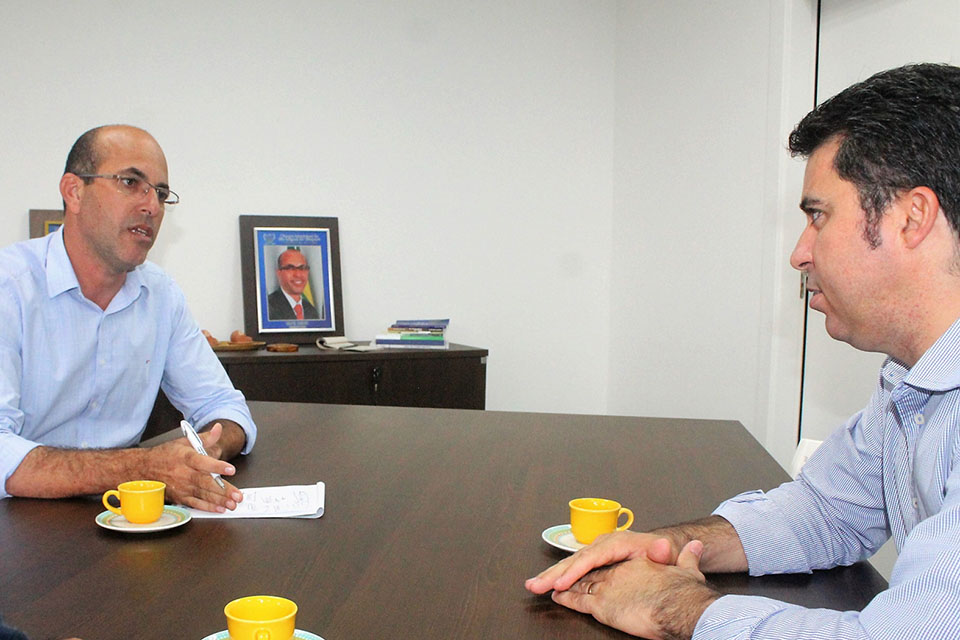 Ismael Crispin debate sobre crédito fundiário com o senador Marcos Rogério