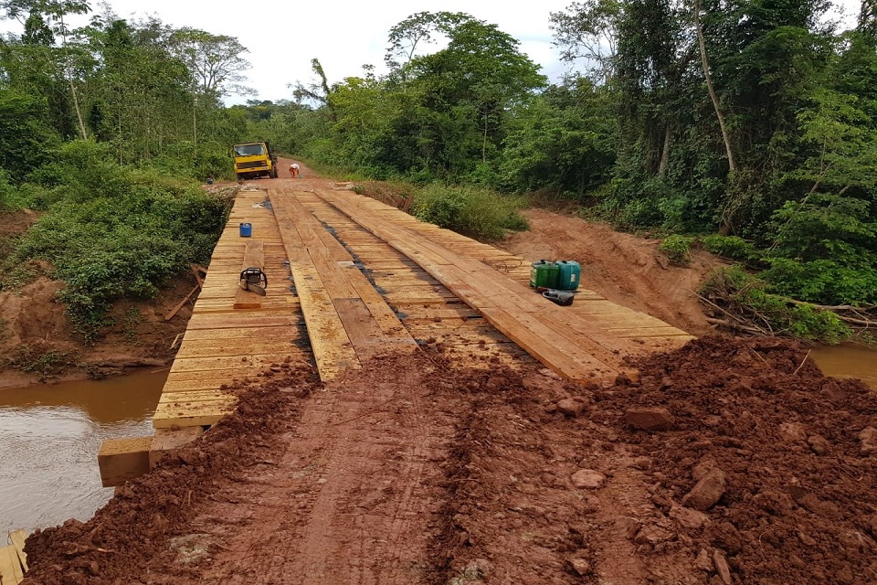 DER executa manutenção da ponte sobre o rio Colorado e patrolamento na RO-490