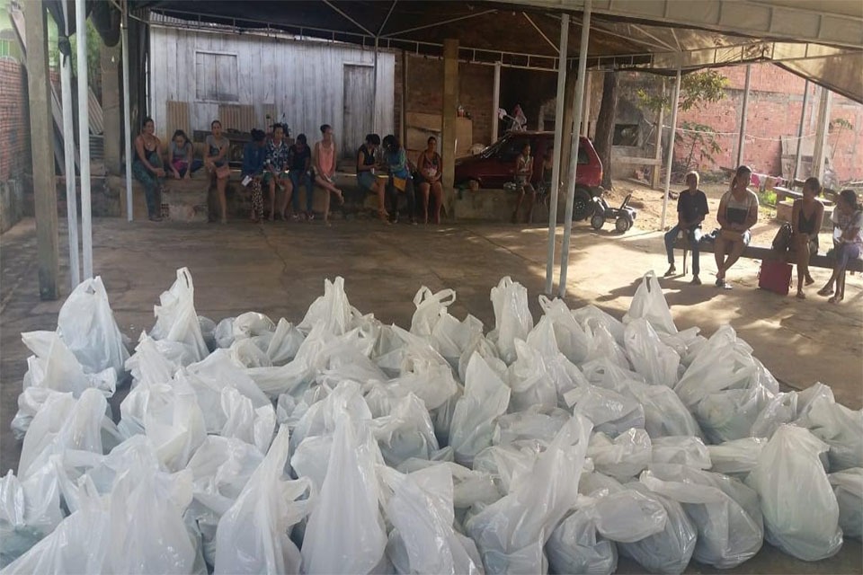 Rolim de Moura – Mais de 60 famílias do Bairro São Cristóvão recebem alimentos