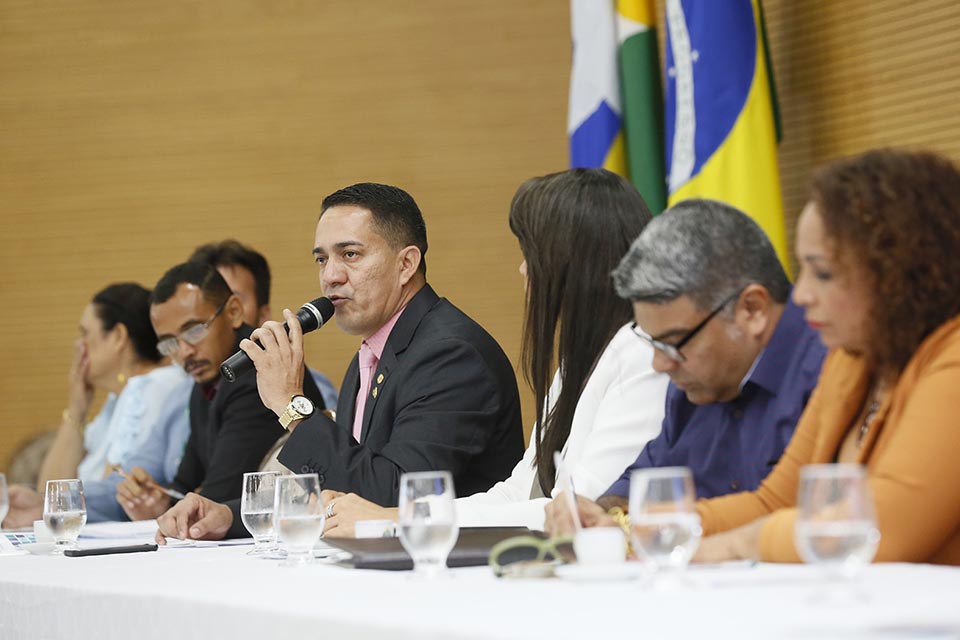 Eyder Brasil debate gestão dos custos do SUS em audiência pública