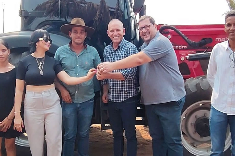 Ezequiel Neiva entrega trator agrícola à associação rural em Machadinho do Oeste