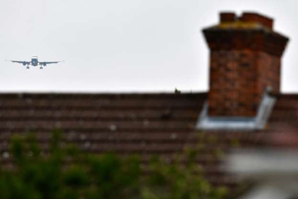 Corpo de suposto passageiro clandestino cai de avião em bairro de Londres 