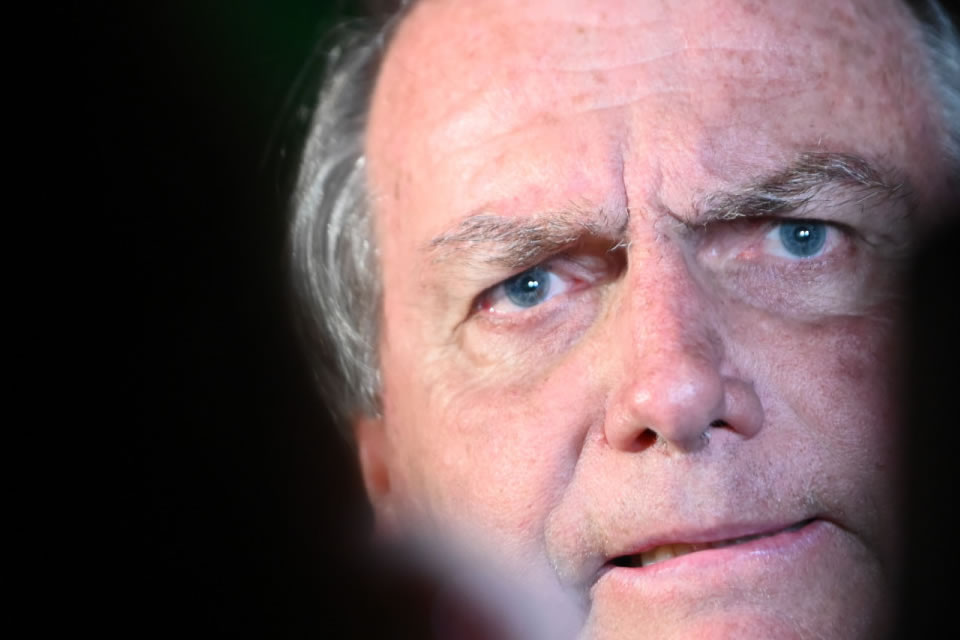 Ex-comandante do Exército complica Bolsonaro e confirma discussão sobre minuta golpista