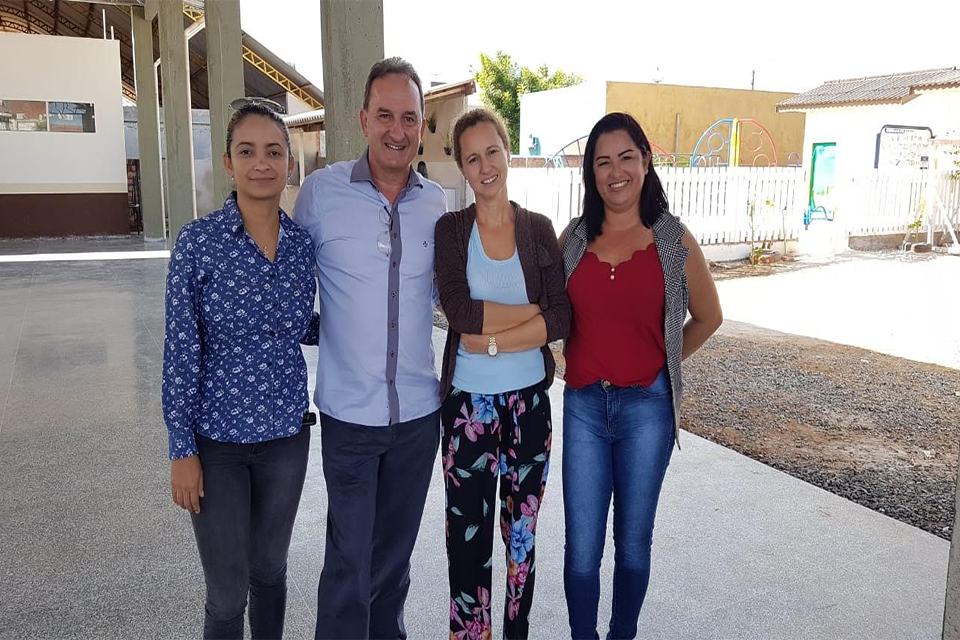 Rolim de Moura - Prefeito Luizão visita escola Municipal João Batista