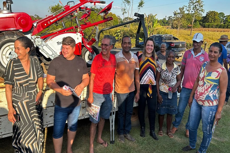 Cláudia de Jesus prestigia entrega de equipamentos agrícolas para Teixeirópolis