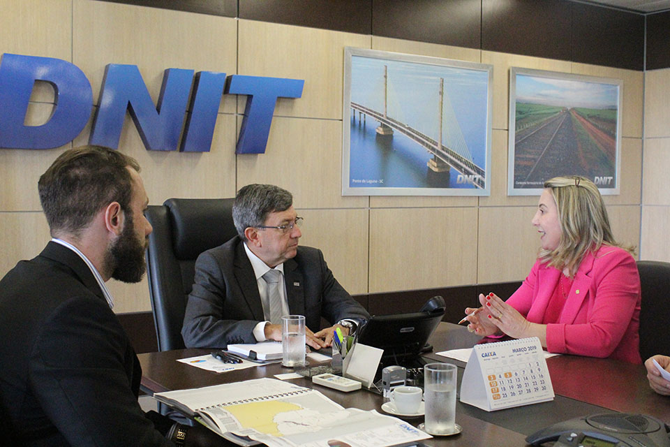 Em reunião com deputada Jaqueline Cassol, diretor do DNIT garante solução para interdição da BR 364. 