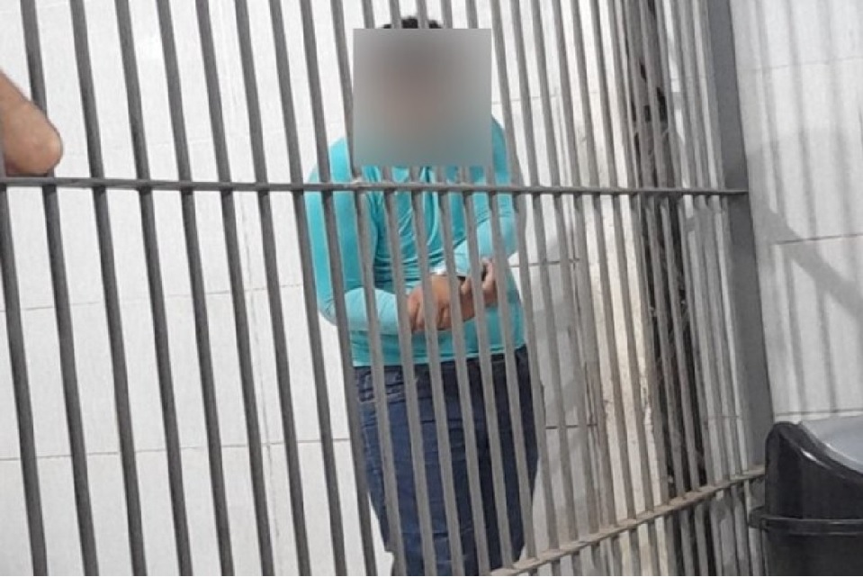 O suspeito que é velho conhecido das guarnições por crimes cometidos, tentou se esconder assim que foi reconhecido, porém, antes de ser abordado quebrou seu aparelho celular.