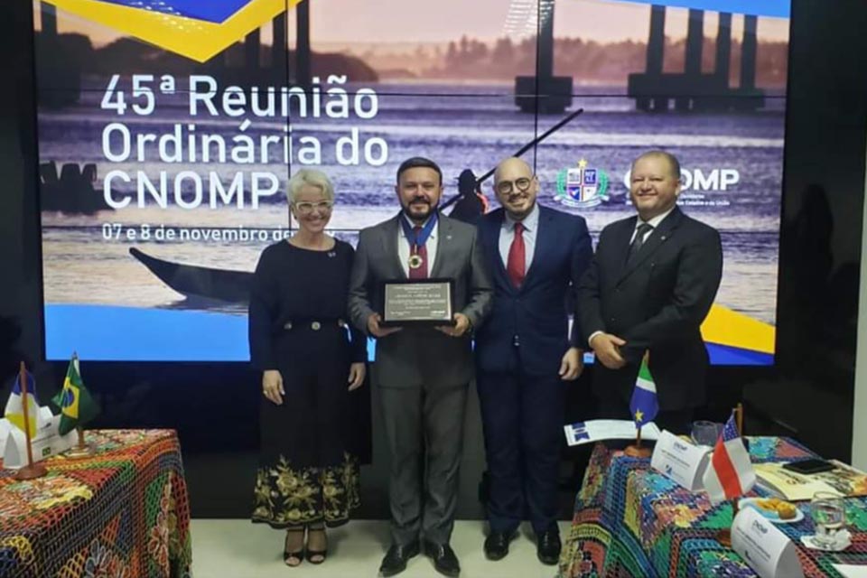 Presidente do Conselho Nacional dos Ouvidores do Ministério Público recebe homenagem