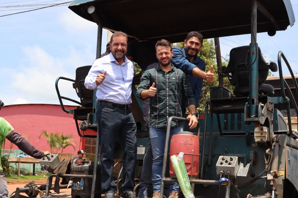 Presidente da Câmara, Márcio Pacele, acompanha início histórico da pavimentação em Vista Alegre do Abunã