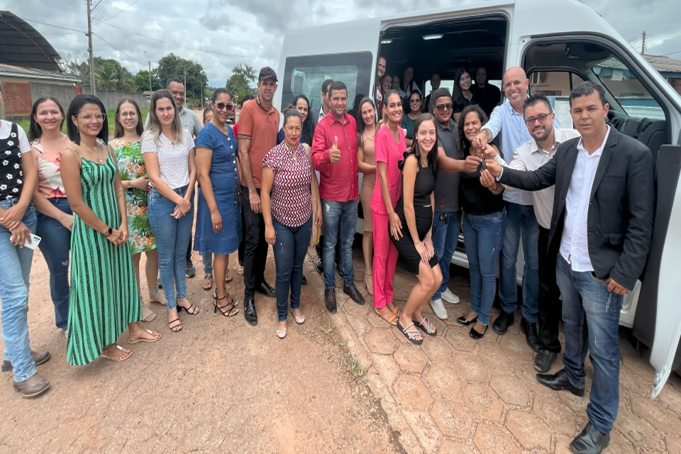 Deputado Ismael Crispin entrega van para reforçar saúde em Parecis