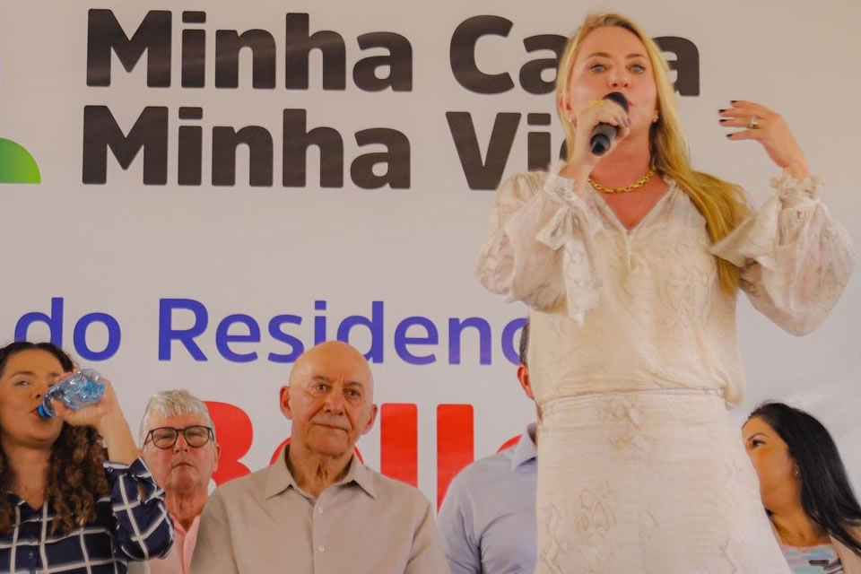 Ieda Chaves representa a Alero durante a entrega de apartamentos populares em Porto Velho