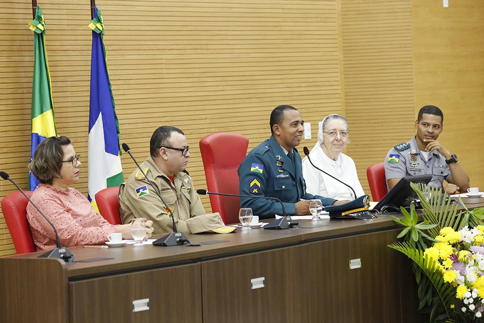 Sessão Solene homenageia profissionais do Santa Marcelina, bombeiros e policiais militares