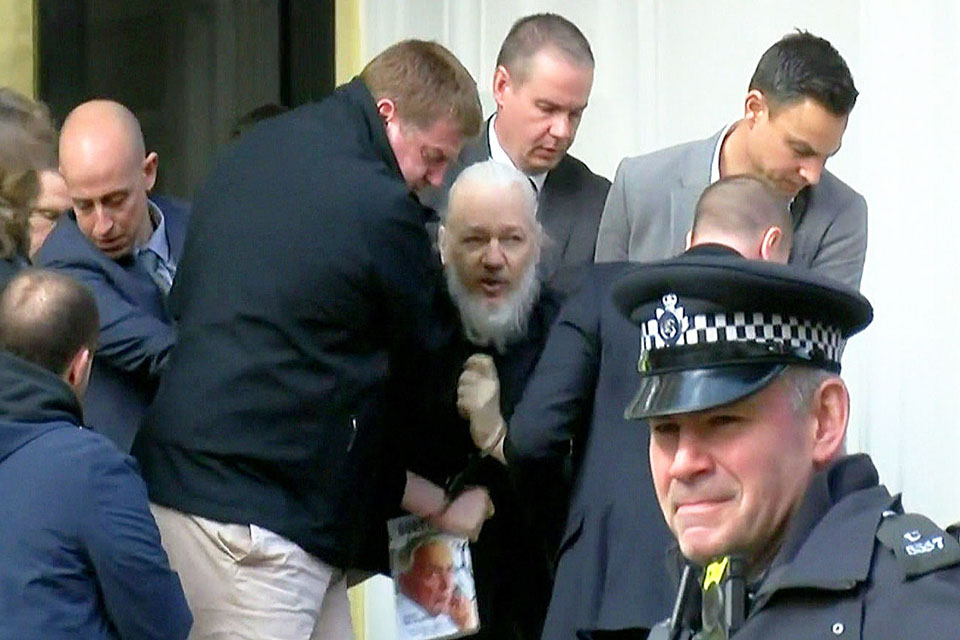 Julian Assange é preso em Londres