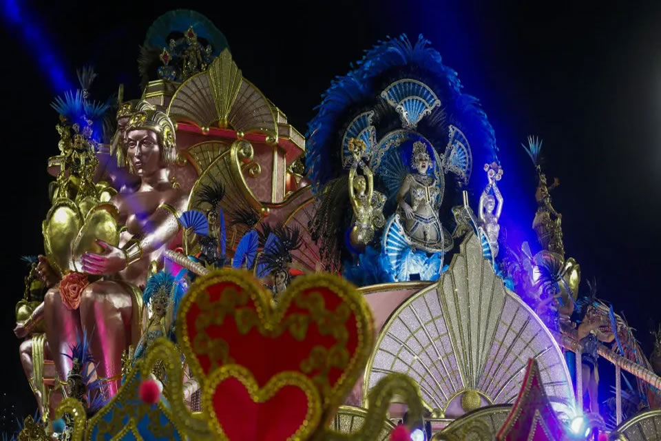 Rosas de Ouro é a grande campeã do carnaval de São Paulo