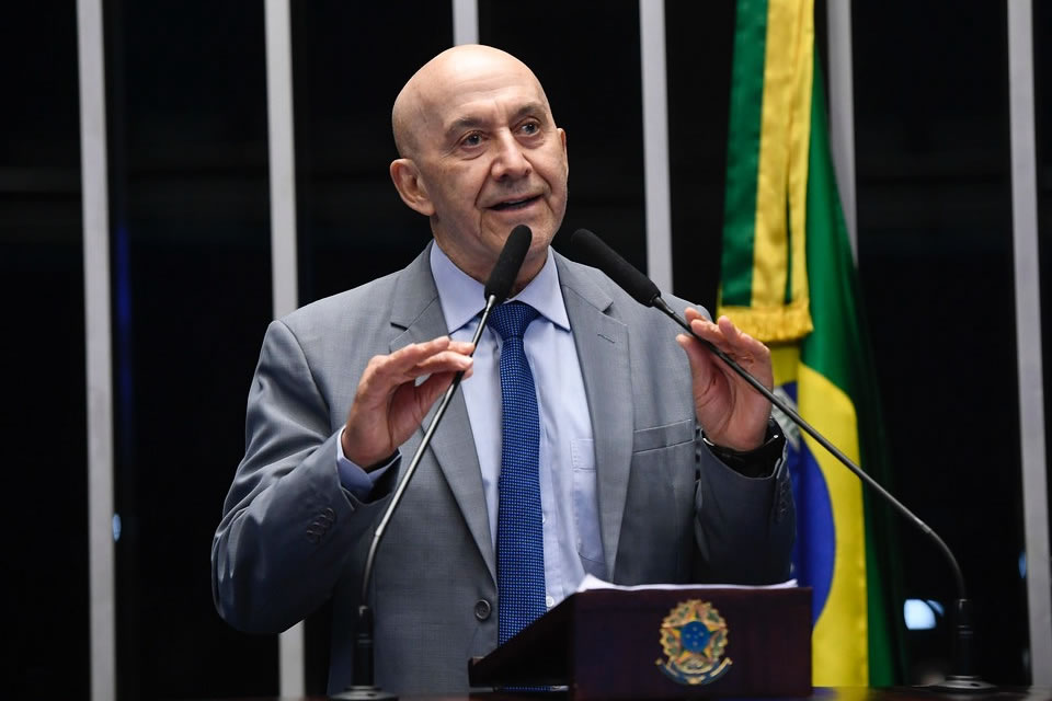 Confúcio Moura defende investimentos na educação profissional e em pesquisa científica