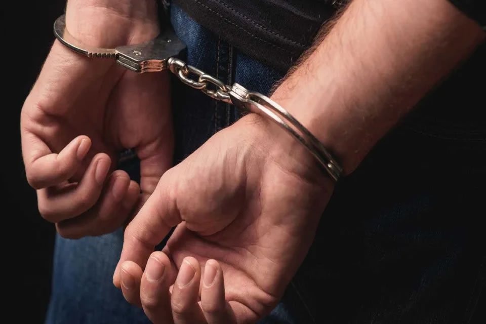 Homem é preso suspeito de matar ex-companheira para viver com genro em Portugal