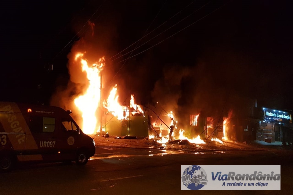 Fogo destrói completamente loja de tintas em Porto Velho