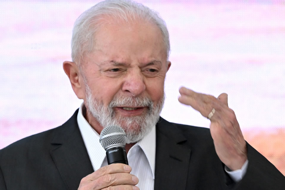 País precisa voltar a produzir carro para o povo brasileiro, não para americanos, diz Lula