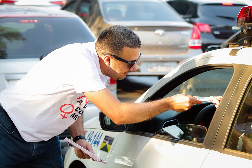 Deputado Alex Silva faz pit stop de conscientização contra a violência à mulher na capital