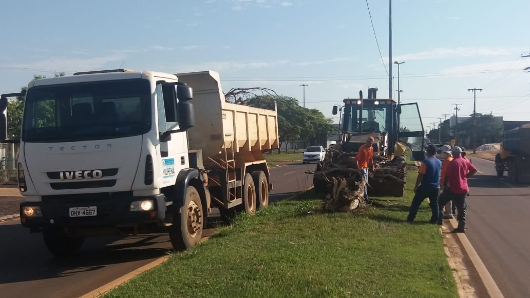 Praças e canteiros públicos recebem grande operação de limpeza na cidade