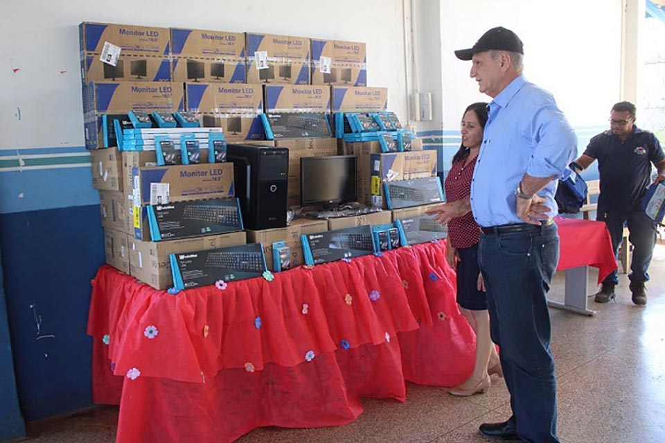 Monte Negro recebe computadores e materiais do PAIC, adquiridos com emendas de Adelino Follador