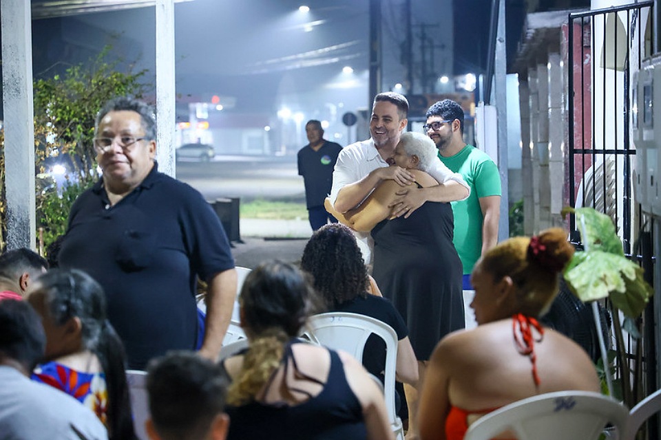 Durante reunião no Centro, Léo explica como vai fazer uma administração transparente e humanizada