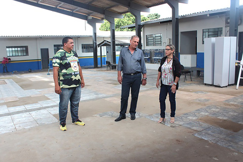 Deputado Adelino Follador acompanha reforma do colégio Tiradentes em Ariquemes