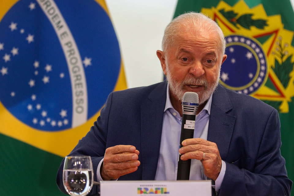 Lula pede que obras avancem sem “repetir possíveis equívocos”
