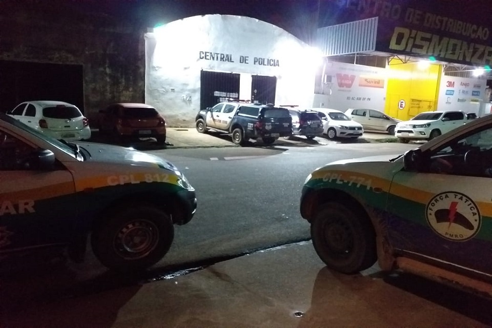 Homem agride mulher e enforca bebê