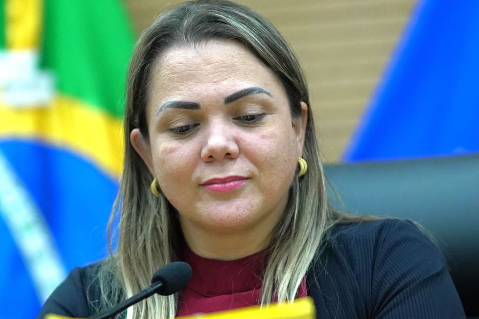 Cláudia de Jesus propõe criação de frente em defesa da transposição de servidores para a União