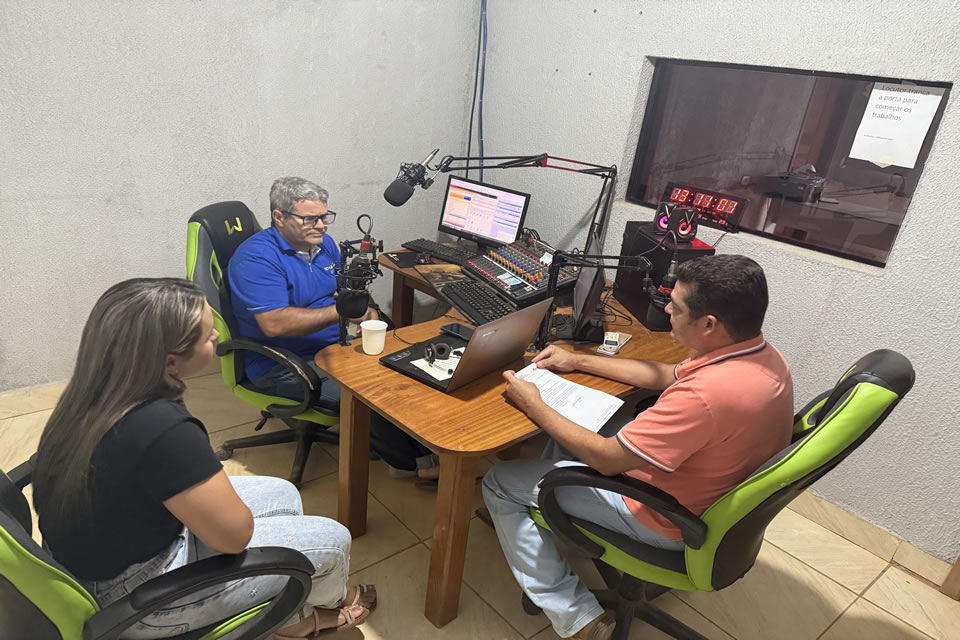 Vereador Adalto de Bandeirantes presta contas do primeiro mês de mandato na rádio comunitária