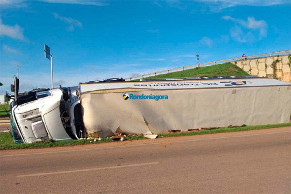 Caminhão tomba em área de viaduto na Capital