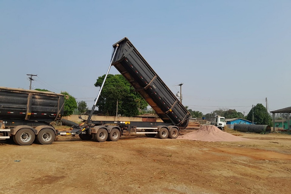 Governo de RO entrega 184 toneladas de calcário aos produtores do Vale do Paraíso