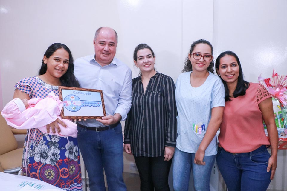 Semana do Bebê: recém-nascido recebe chave simbólica de Ji-Paraná