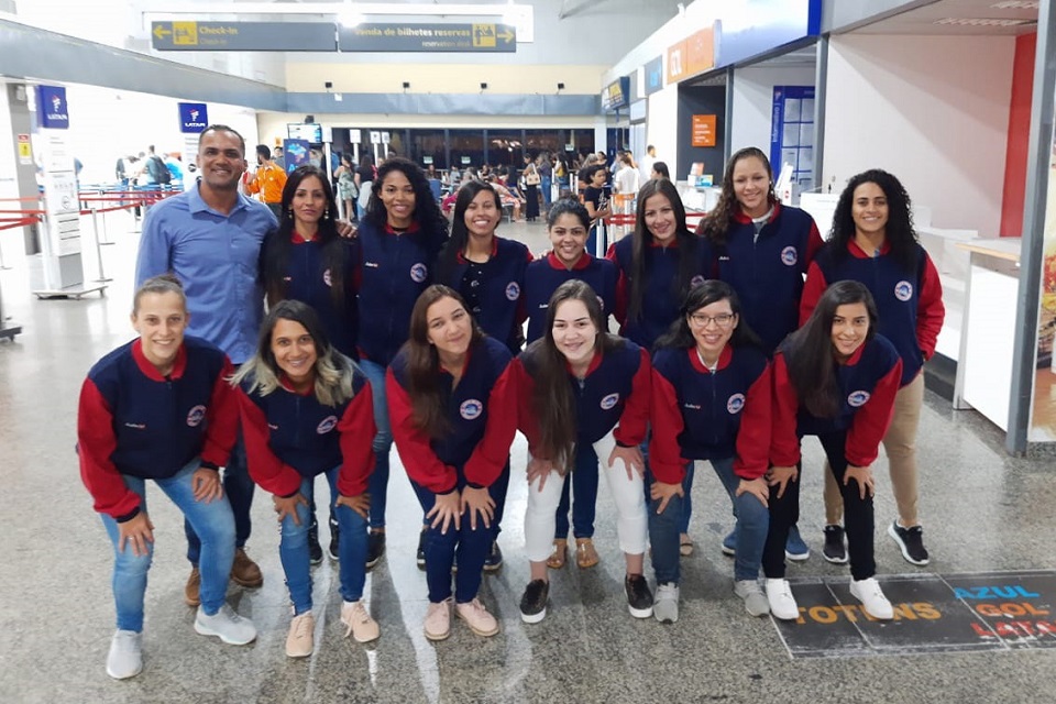 Equipe Universitária de Futsal Feminino recebe apoio do deputado Alex Silva