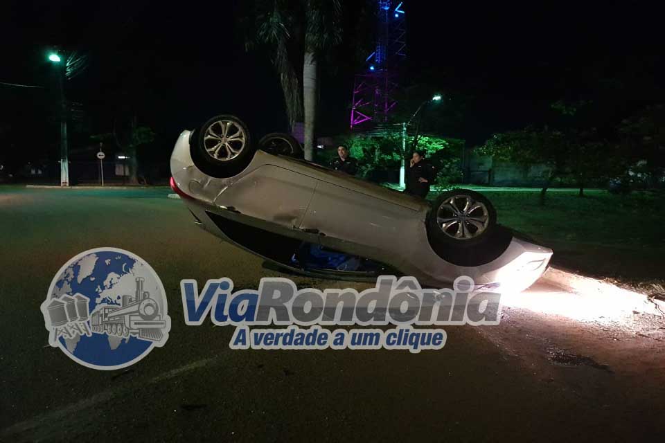 Jovem perde controle e capota carro na Avenida Jorge Teixeira