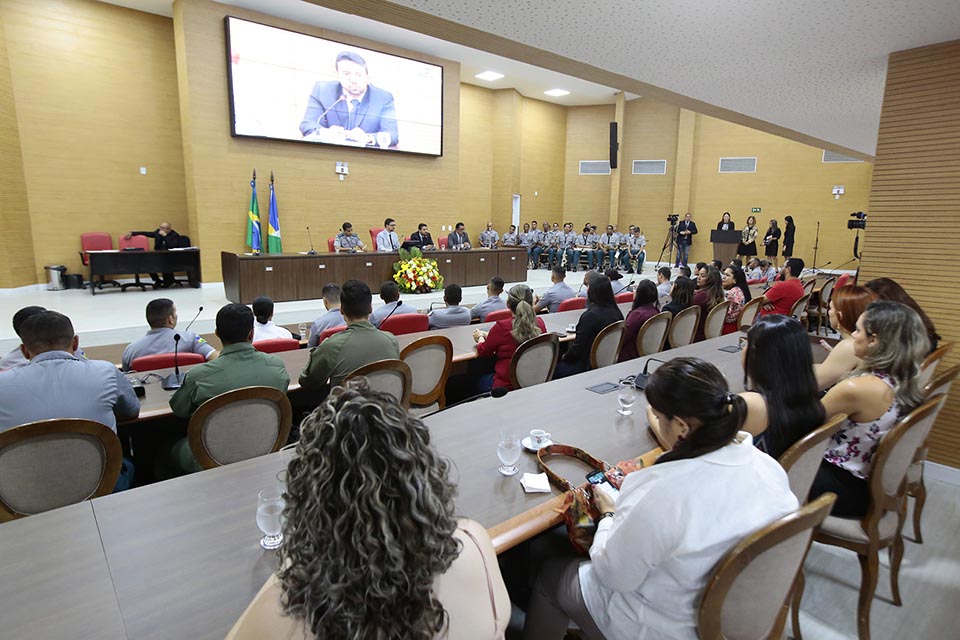 Anderson Pereira entrega Voto de Louvor para delegados e policiais militares