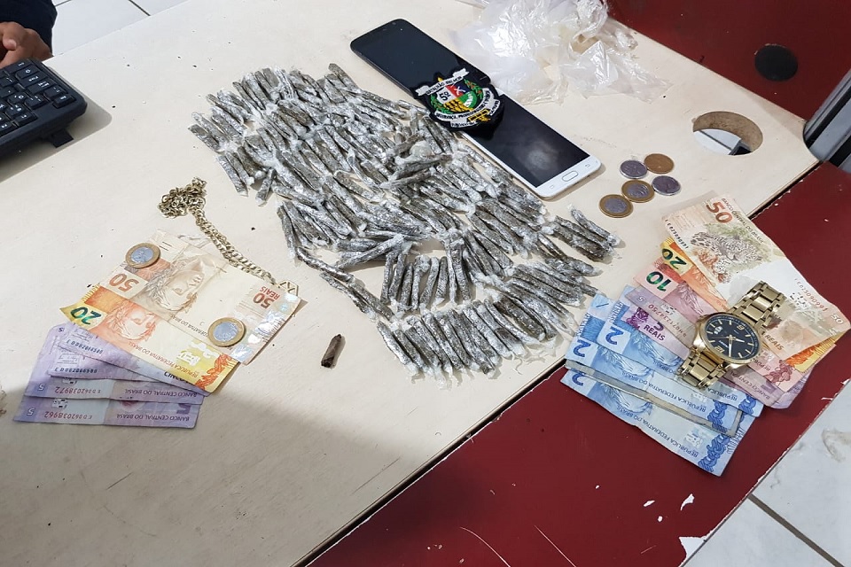 Polícia estoura boca de fumo, apreende menores e grande quantidade de porções de maconha