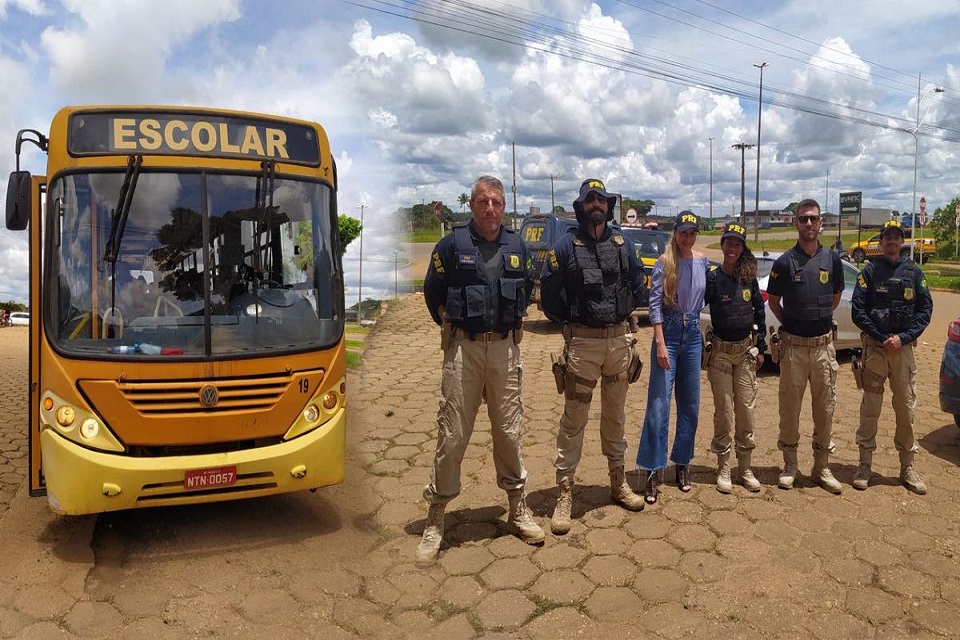 Fiscalização do transporte escolar coordenada pelo MP flagra ônibus superlotados em Vilhena
