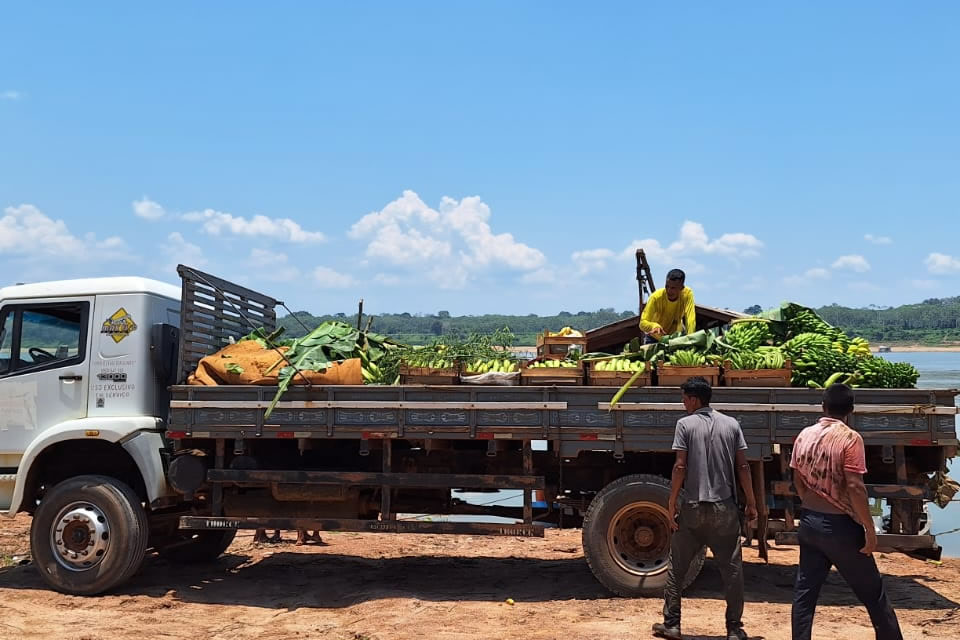 Semagric realiza transporte da produção da agricultura familiar