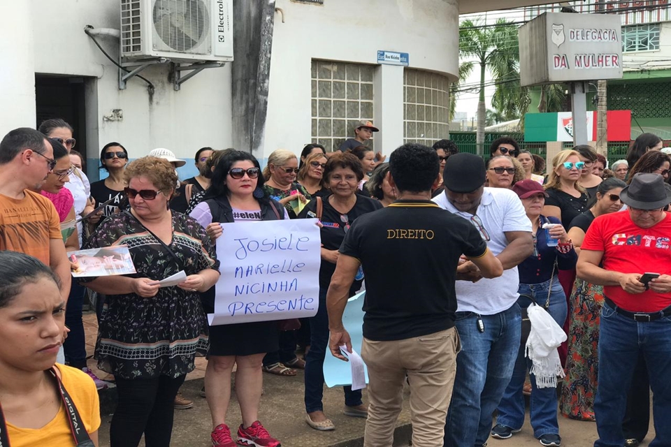 Passeata pelas ruas de Porto Velho pelo fim da violência contra as mulheres