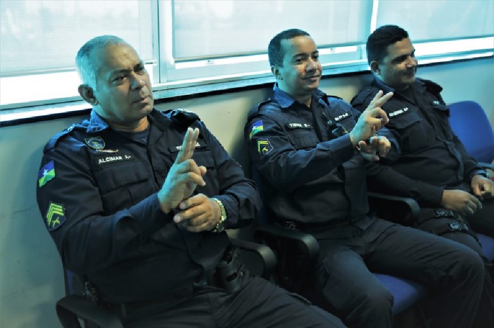 Policiais militares recebem capacitação para atendimento com Língua Brasileira de Sinais