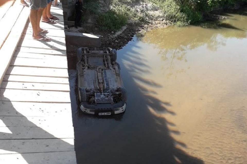 Motorista morre afogado após picape despencar de ponte e cair em rio