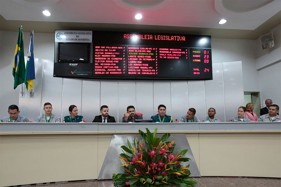 Deputado Jesuíno Boabaid entrega honrarias em sessão solene na ALE