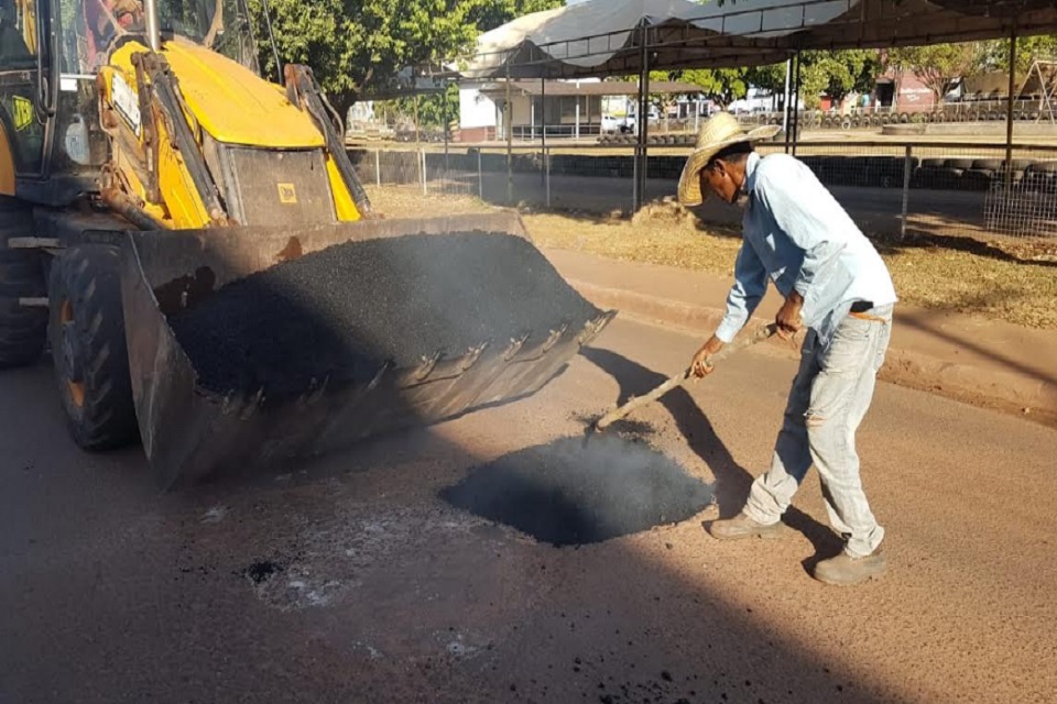 Prefeitura de Rolim de Moura: inicia operação tapa-buraco em ruas asfaltadas da cidade