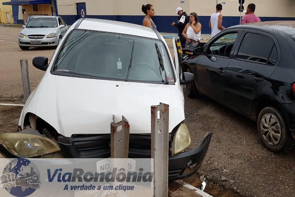 Polícia registra grave colisão entre carros em cruzamento da capital