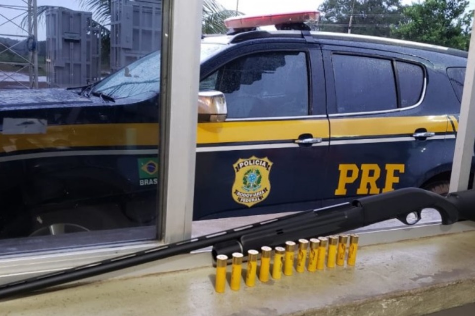 PRF prende homem com espingarda e 12 munições em Porto Velho